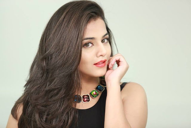wamiqa gabbi height in feet