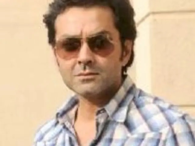 bobby deol height in feet