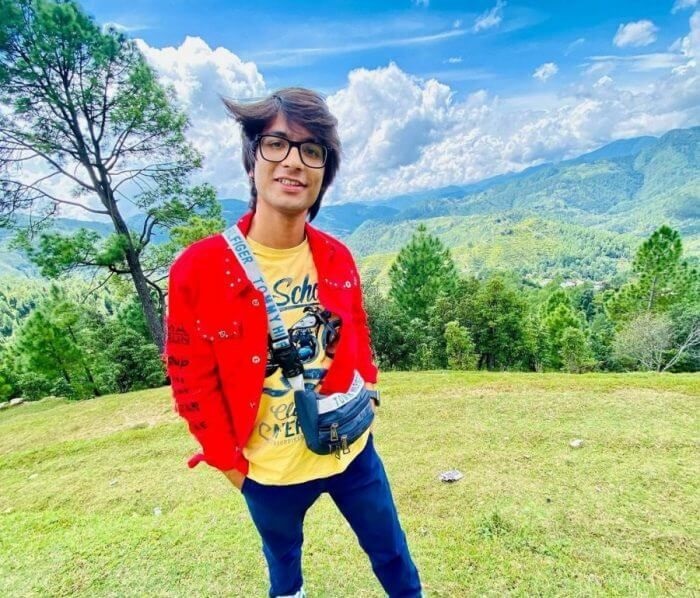 sourav joshi height in feet