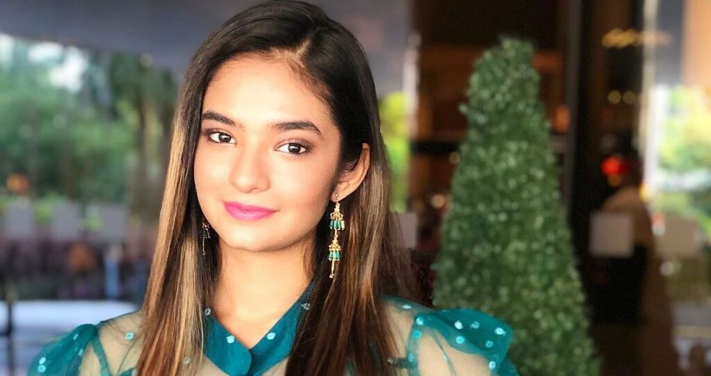 anushka sen height in feet