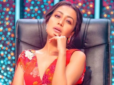 height of neha kakkar in feet without shoes