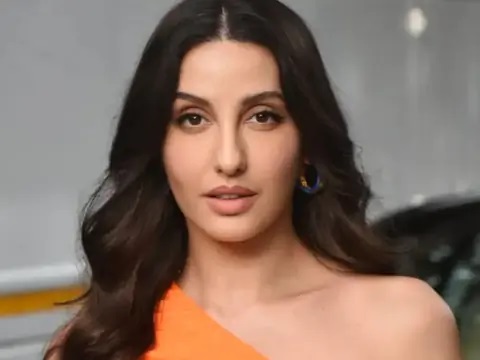 nora fatehi height in feet