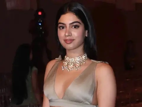 khushi kapoor height in feet