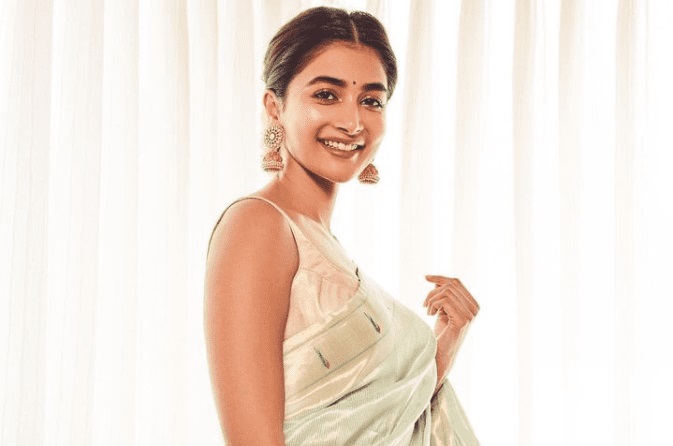 pooja hegde height in feet