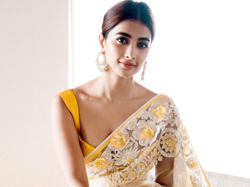 pooja hegde height in feet
